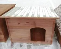 будка для собак деревянная, с односкатной металлической крышей, крашеная, банный перец